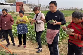 河南农村天然饭桌，端着碗下地头，面条凉粉互相品尝，简单又美味视频封面