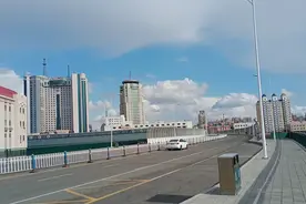 清明节午后哈尔滨海城桥上：仰望天空白云漂，心中思念故去人。视频封面