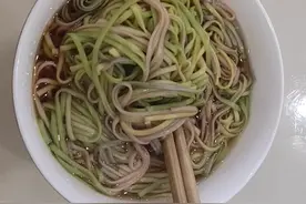 小葡萄认真吃饭的样子真可爱😘😘😘视频封面