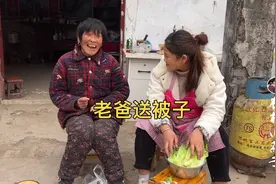 农村女孩做铁锅炖大鹅，老爸专门为她买新棉被，一家三口平淡幸福视频封面