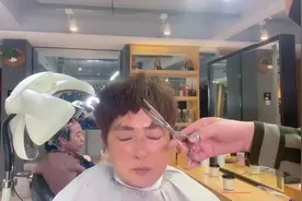 女士经典盖盖头配上锡纸烫视频封面