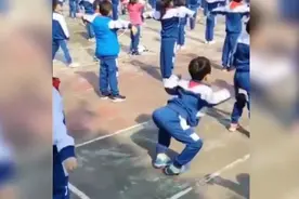 小学生课间操跳鬼步舞，火遍全网，网友直呼;欠我一个课间操视频封面