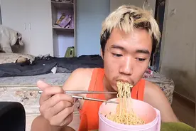 打工仔晚餐吃老坛酸菜牛肉面，不到5块钱，非常美味实惠，真好吃视频封面