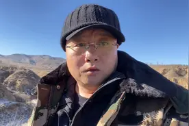 内蒙深山“光棍村”怎么过年？全村三人挑水放羊，粗茶淡饭也是年视频封面