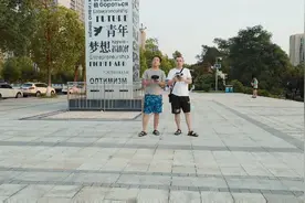 重庆高新区大学城地铁站，中央公园熙街周边发展不错，带大家看看视频封面