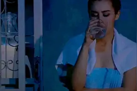 泰剧:龚泊半夜偷看美女洗澡，楠宁对他心生爱意，电话来的很及时视频封面