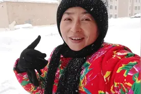 东北暴雪到底有多厚？翠花穿上花棉袄有过年的感脚，冬天来了视频封面