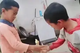 两个孩子玩急眼了视频封面