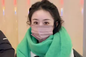 赵丽颖现身春晚彩排，场外穿搭美翻天，少女感满满！视频封面