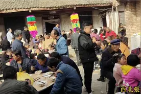 甘肃农村先逝老人办三周年酒席，全村人来帮忙，这样的习俗见过吗视频封面