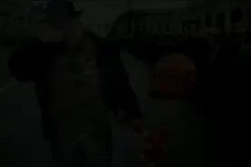 俄罗斯胜利日苏联老兵胸前挂着沉甸的勋章，却发现自己是最后一人视频封面