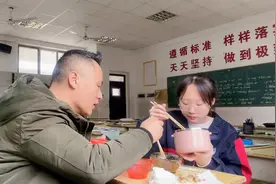 家中4个娃，自从大闺女上寄宿学校后，父母对待大闺女都小心翼翼视频封面