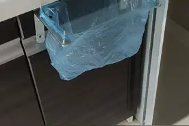 自己DIY一个挂在厨柜门，洗菜盆边的垃圾袋支架视频封面