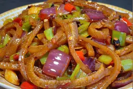 厨师长教你小炒猪皮的家常做法，步骤详细，香辣入味下酒又下饭视频封面