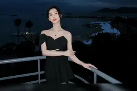 刘诗诗戛纳晚宴造型，身着黑色抹胸长裙搭配Qeelin珠宝，时尚大气视频封面