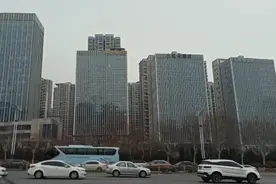 坐202路公交车从奥体中心经十路向西随拍高楼大厦，最美风景视频封面