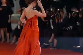 五十度灰女主红毯合集，穿上衣服的她原来这么美视频封面