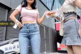 打工妹穿露脐短袖加牛仔裤，一路回头率真高，逛逛商场，包也丢了视频封面