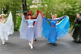 欣赏我们的生活充满阳光，裙子飘起来，美极了视频封面