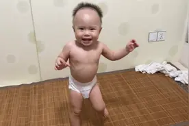 宝宝终于会走路了，九妹夸了宝宝，宝宝笑得停不下来越走越起劲视频封面