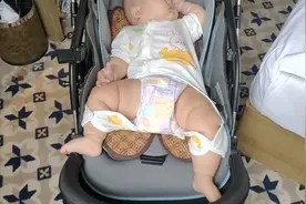 小胖娃的奇葩睡姿和造型，这娃性感起来，我一个女人都自愧不如😂视频封面