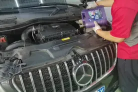 变速箱油在哪个阶段更换不伤车，奔驰V260保养发动机时及时兼顾视频封面