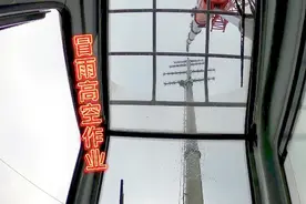 一般人做不了这工作，师傅30米高空冒雨作业，带你看吊车第一视角视频封面