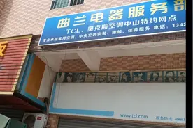 店铺这条路路上开满了花朵，春天的气息那是相当的好呀视频封面