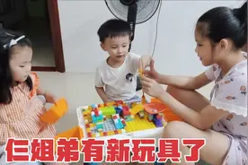 实拍姐弟仨的日常，齐心合力的情景，相处模式让妈妈很欣慰视频封面