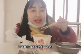 打工妹小娇.工作日常.晚饭在饭堂.吃香肠鹅肉 和面条. 非常好吃视频封面