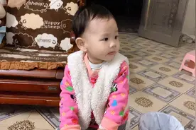 宝宝说话越来越溜了，经常一个人对着兔子自言自语，太好玩了视频封面