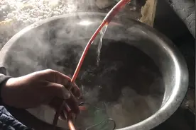埋在地下的自来水管冻了，大哥想出好方法，以后再也不怕水管冻视频封面