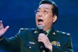 丁香的花蕾又叫丁香结。有思念之意。战士手采丁香思念遥远的故乡视频封面