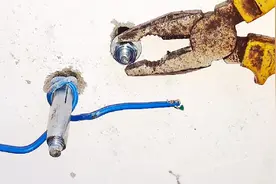 才知道，原来膨胀螺丝装错了还能拆下来，头一回见水电工这样操作视频封面