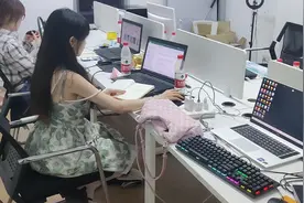 在杭州开了一家电商小公司，跟员工说做起来可以赚几十万，加油啊视频封面