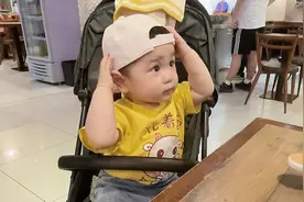 爸爸喂宝宝吃饭，宝宝吃的像吃毒药是的，妈妈以为特别难吃视频封面