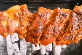 自己在家碳火烤羊腿，这样腌肉不硬，这样烤外层焦，和饭店一个味