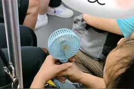 下班高峰期在地铁蹲坐是否合理？视频封面
