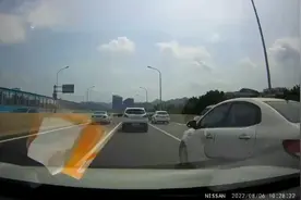 二环南高架西向东小姑山上桥口，实线强行变道@济南交警 必须曝光视频封面
