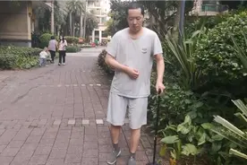 老公提议下楼走走，结果没走几分钟就要回家，理由真的很无奈视频封面