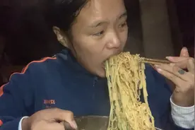 早上起来妹妹给我煮了麻辣拌面起码得有四 五斤面他说我胃口大😦视频封面