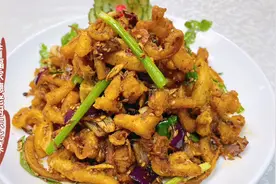 老厨做的“孜然鱿鱼须”，孜然味浓，又香又酥，不愧是饭店畅销菜视频封面