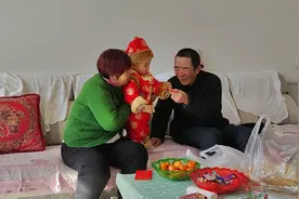 宝宝1岁了，爷爷奶奶给红包，懂得拿了视频封面