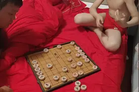 叔叔来了让叔叔陪他下棋叔叔不来，叫爸爸陪她下棋每天都要下两盘视频封面