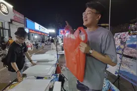 摆摊除了卖小吃还能卖什么？情侣靠摆摊赚钱，常见而又神秘的产品视频封面