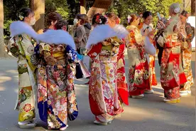 ［4KHDR］2023年日本成人式，穿和服庆祝成年的漂亮小姐姐们。视频封面