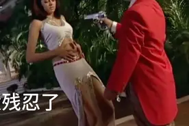 美女肚子上挨了一枪，这个镜头好不真实，就像一块酱豆腐视频封面