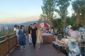 美丽渭南，渭南解放南路边上的郊野公园的观景台。傍晚人气很旺！视频封面