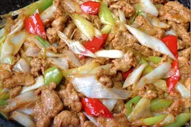 饭店的葱爆肉为什么那么好吃？大厨教你技巧，葱香浓郁滑嫩入味视频封面
