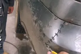 被逼哭的修理工  杠修好了 又修后门锁 锁修好了还要修升降开关视频封面